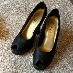 Sleek Black Heels with Timeless Design